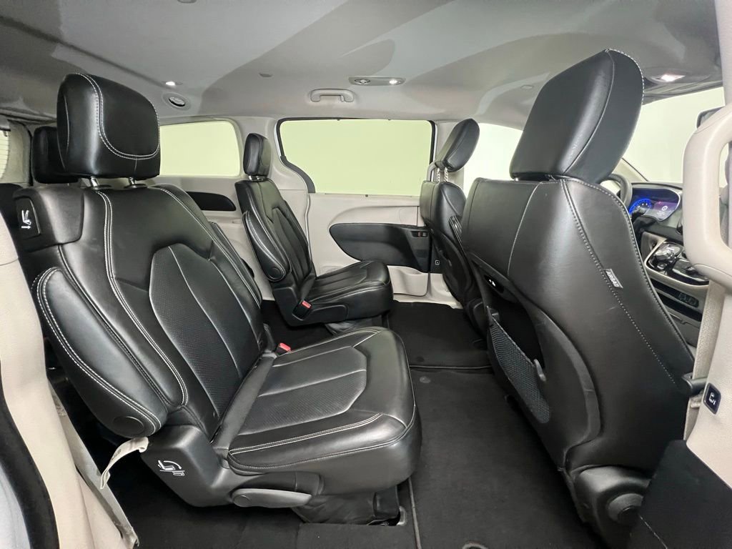 Used 2024 Chrysler Pacifica Touring-L image 10