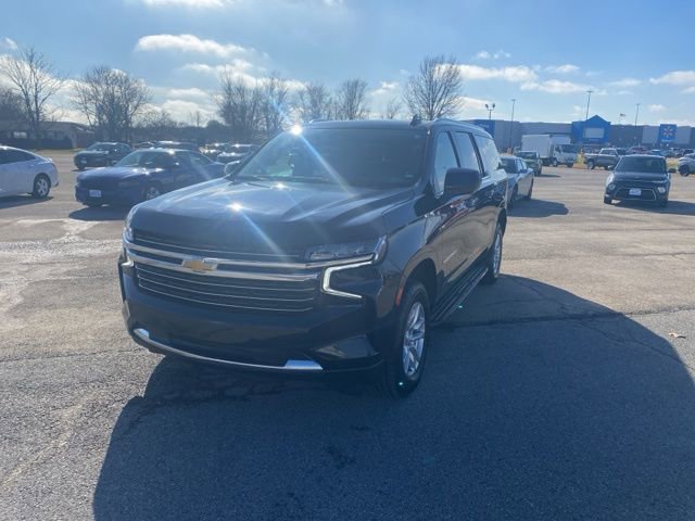 Used 2023 Chevrolet Suburban LT AWD/4WD image 2