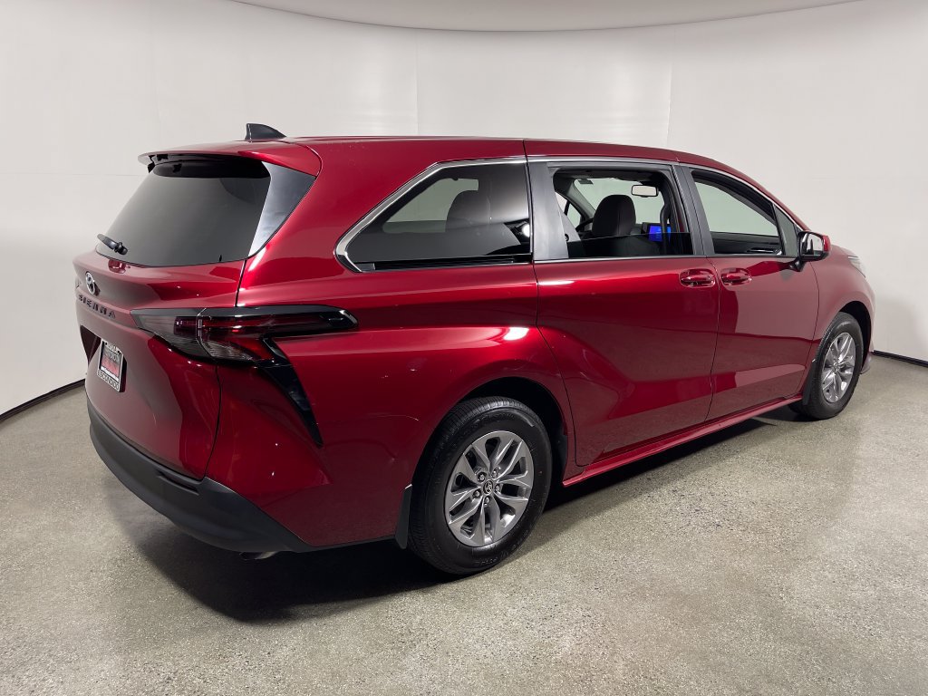 New 2026 Toyota Sienna LE FWD image 3