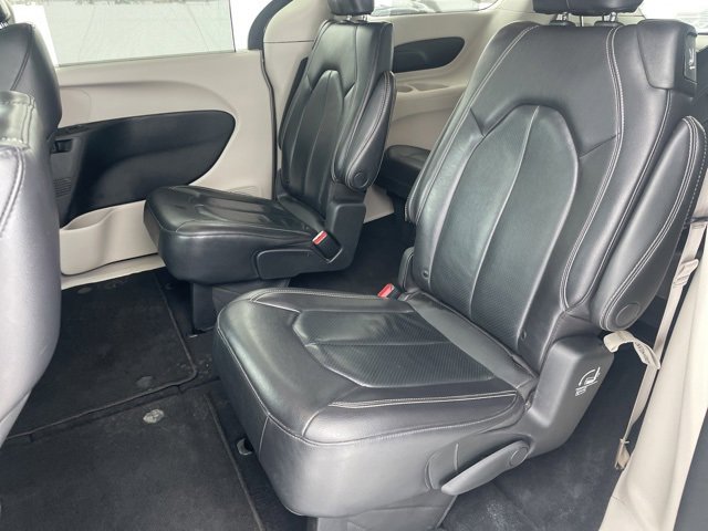 Used 2022 Chrysler Pacifica Touring-L image 9