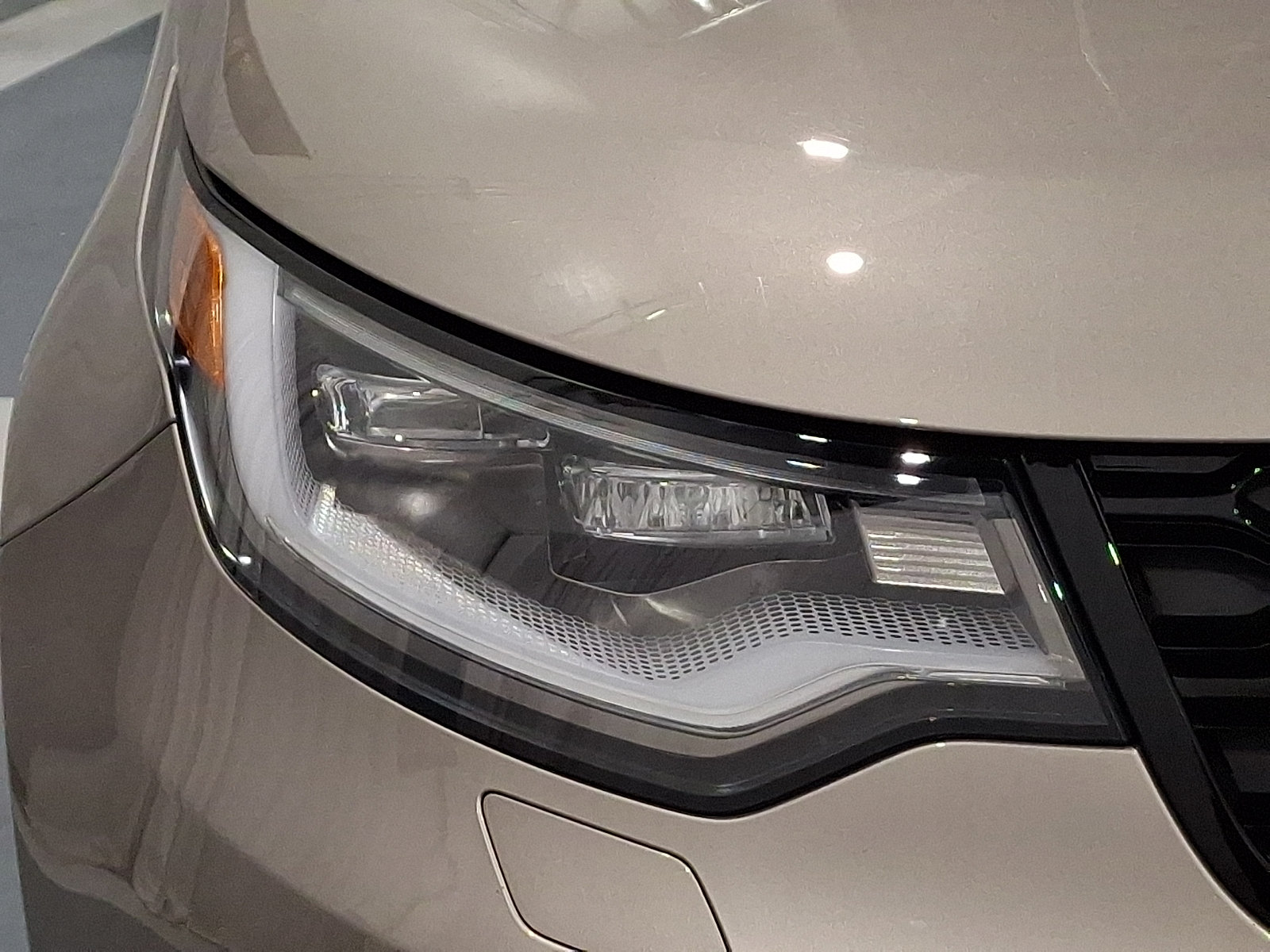 Certified 2025 Land Rover Discovery Dynamic SE AWD/4WD image 7