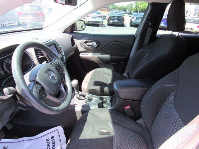 Used 2019 Jeep Cherokee Latitude w/ Popular Appearance Group AWD/4WD image 15