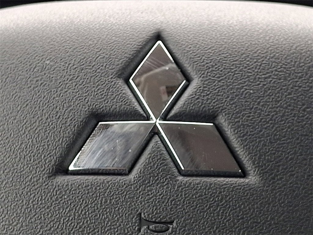New 2025 Mitsubishi Outlander SE image 11