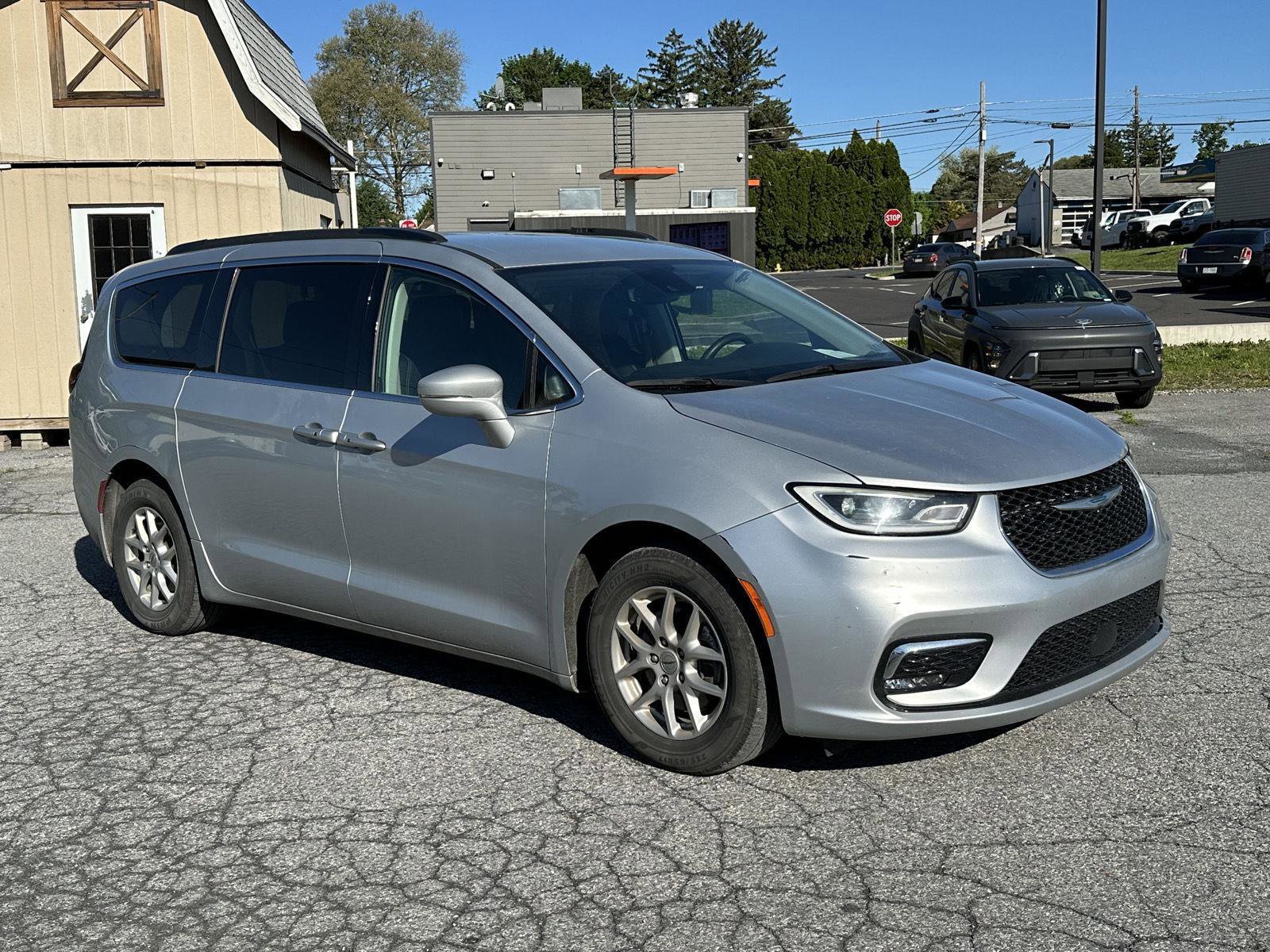 Used 2022 Chrysler Pacifica Touring-L FWD image 2