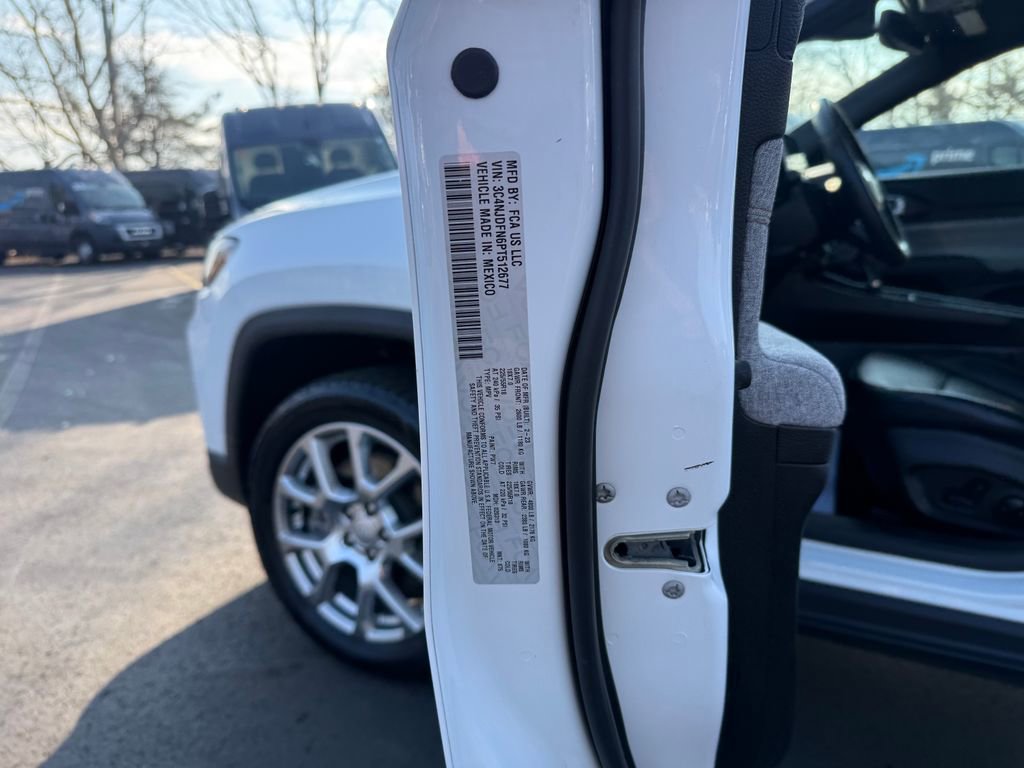 Used 2023 Jeep Compass Latitude image 29