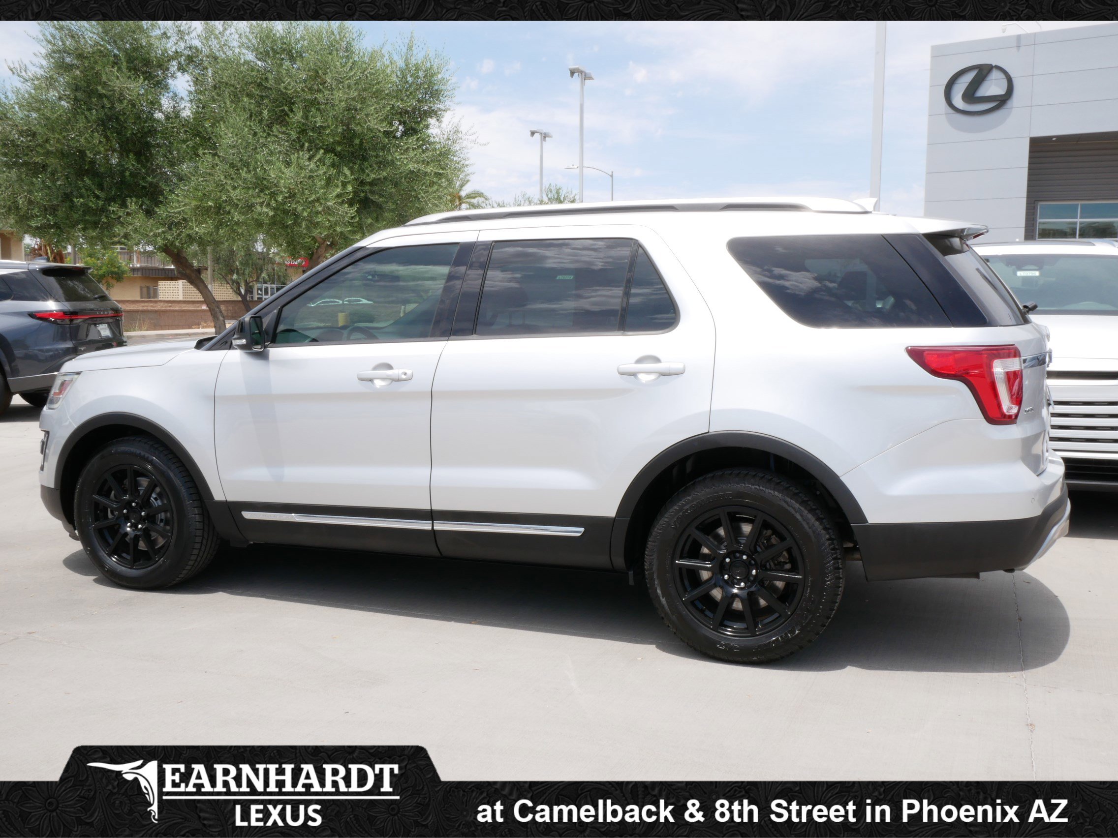 Used 2017 Ford Explorer XLT w/ Equipment Group 202A FWD image 5