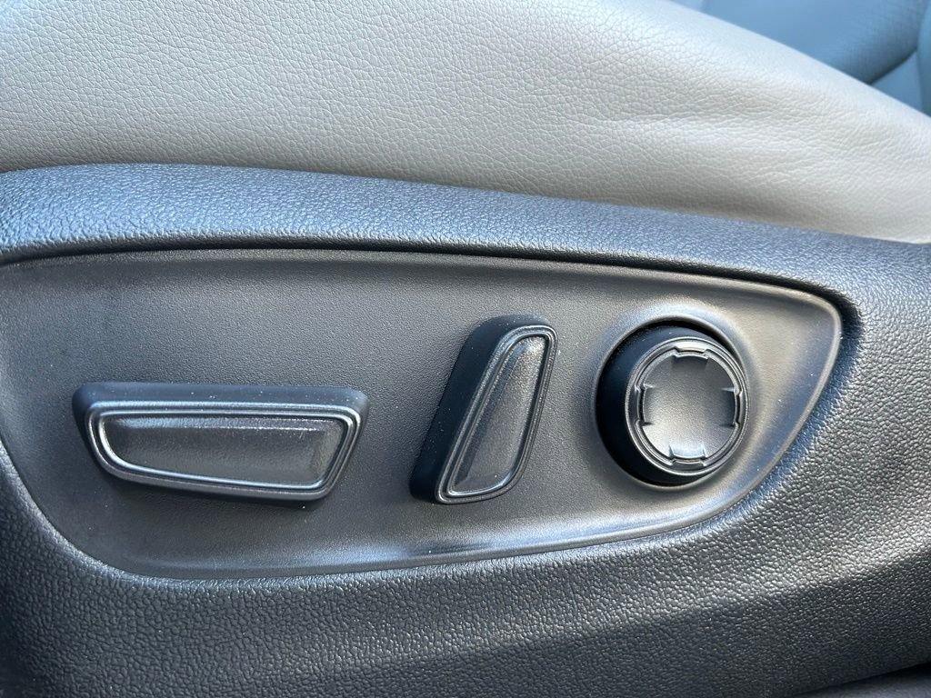 Used 2024 Toyota Sienna XLE FWD image 17