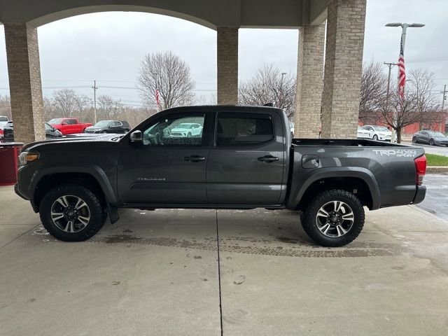 Used 2017 Toyota Tacoma TRD Sport w/ Tow Package (A/T) image 2
