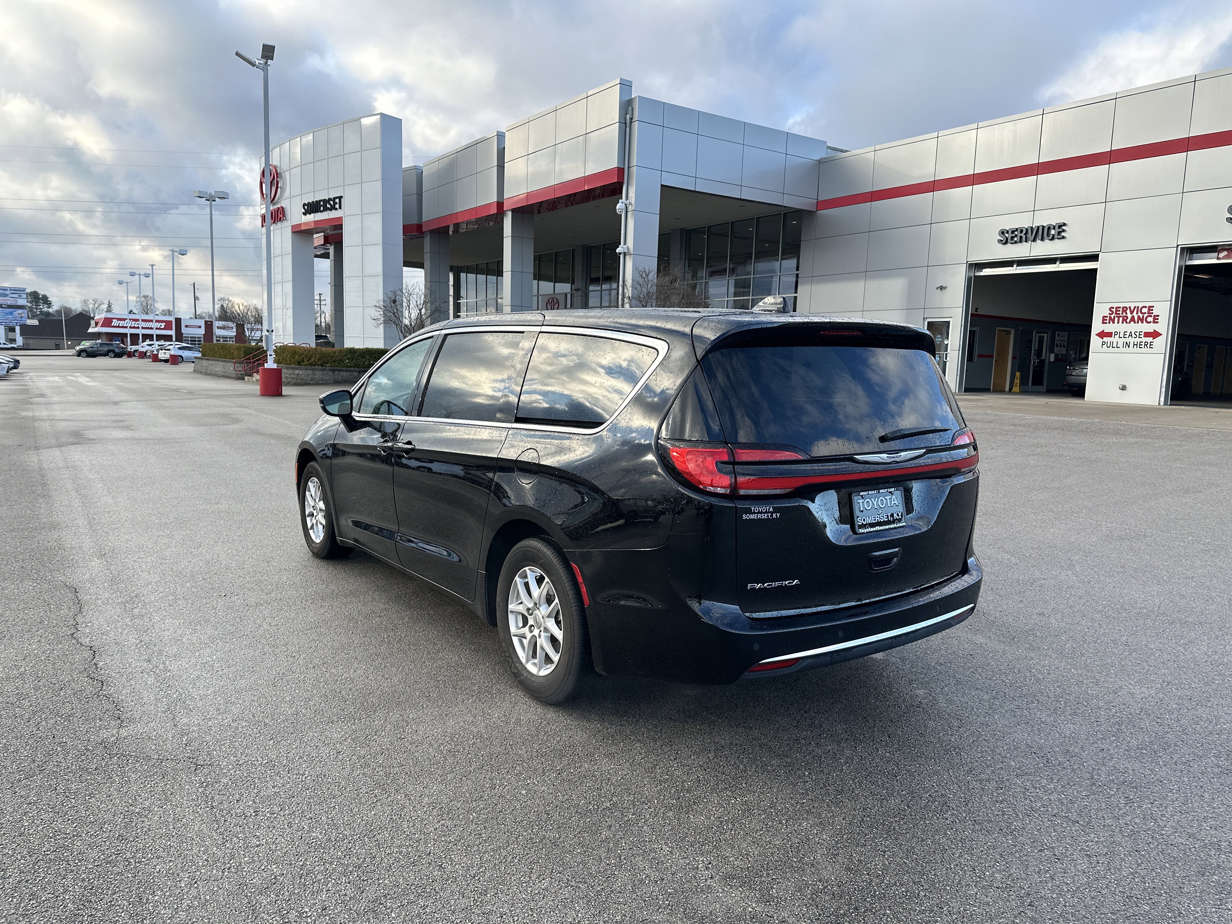 Used 2024 Chrysler Pacifica Touring-L image 4