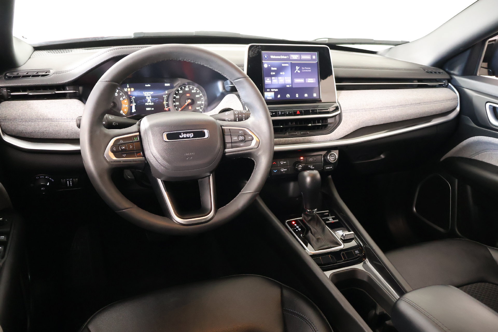 Used 2025 Jeep Compass Latitude AWD/4WD image 2