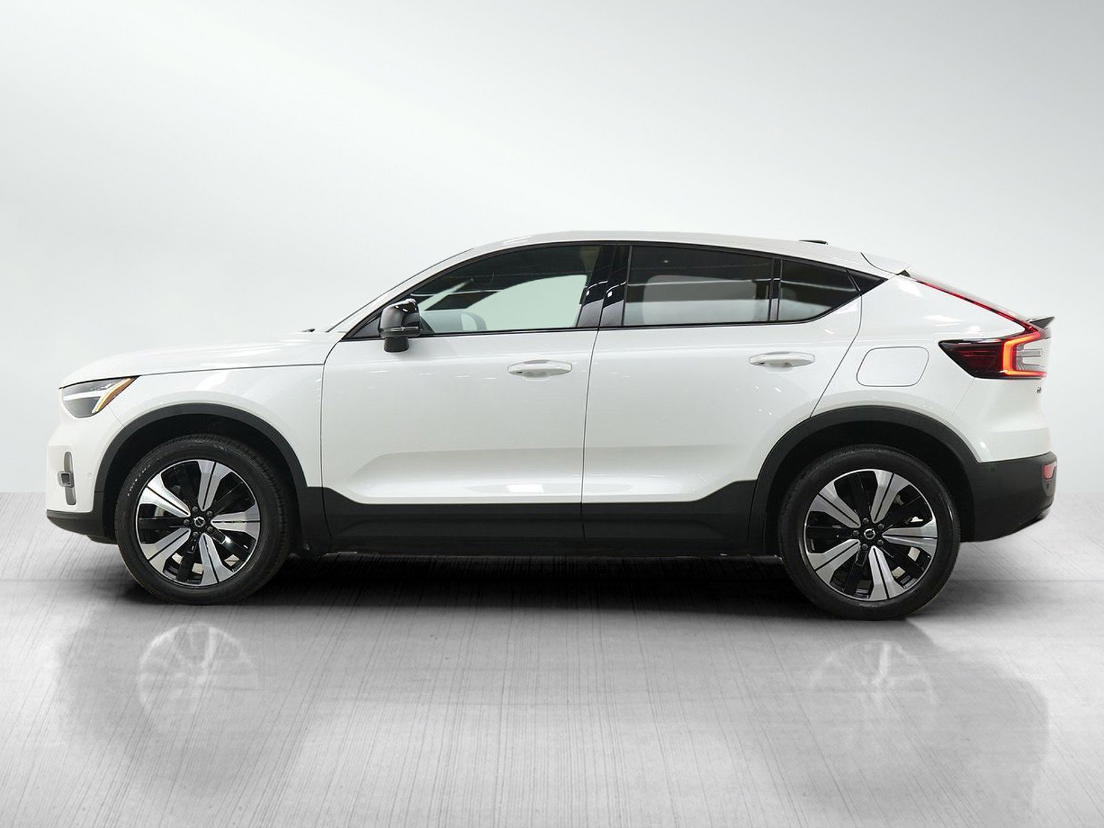 Used 2023 Volvo C40 P8 Recharge Plus image 2