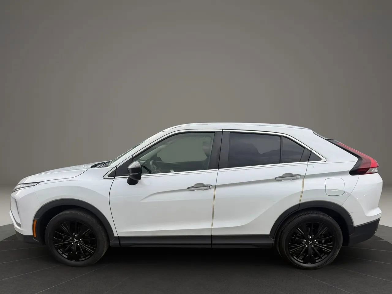 Used 2022 Mitsubishi Eclipse Cross LE FWD image 8