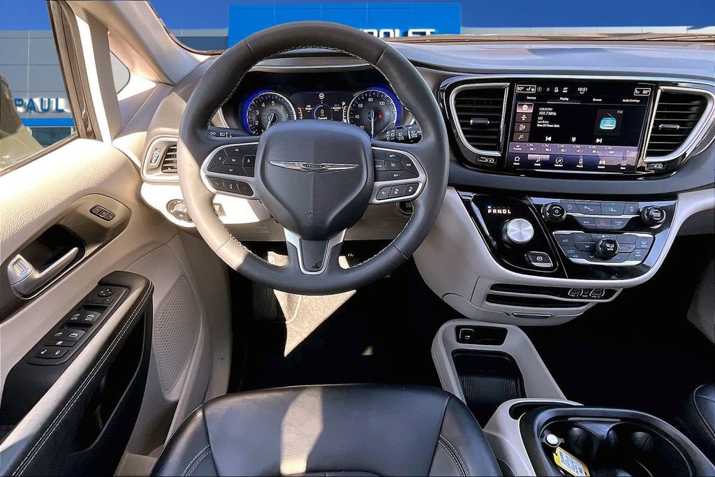 Used 2024 Chrysler Pacifica Touring-L image 8