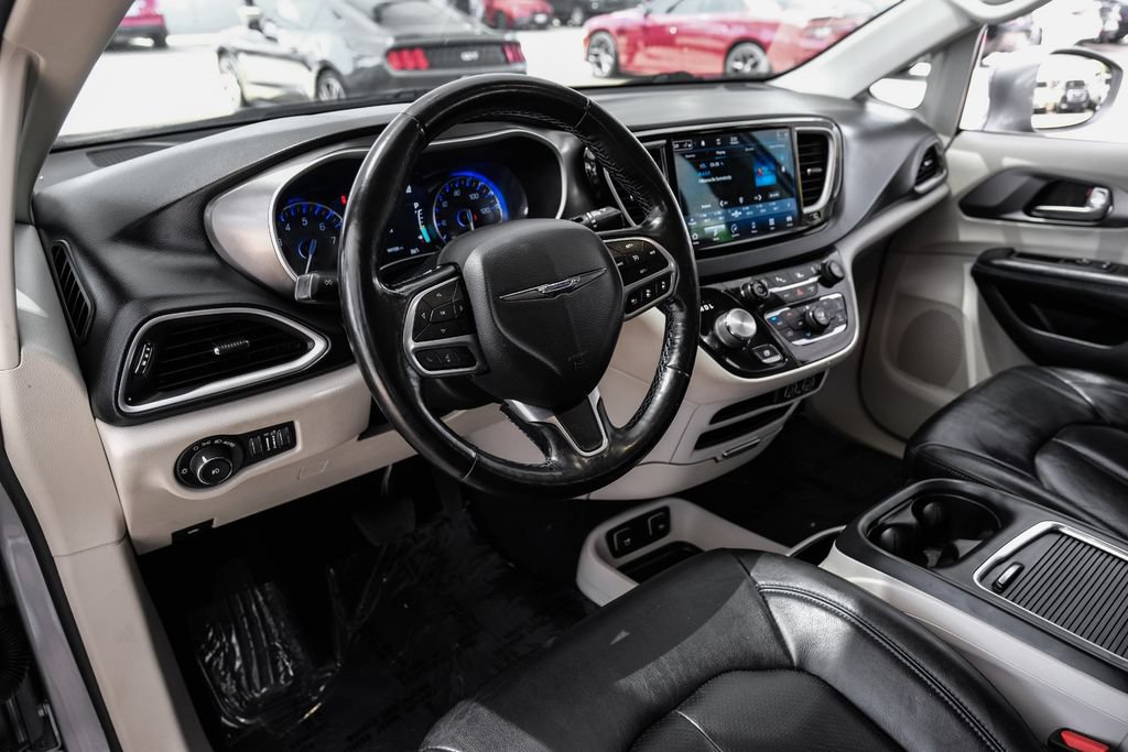 Used 2021 Chrysler Pacifica Touring-L FWD image 2