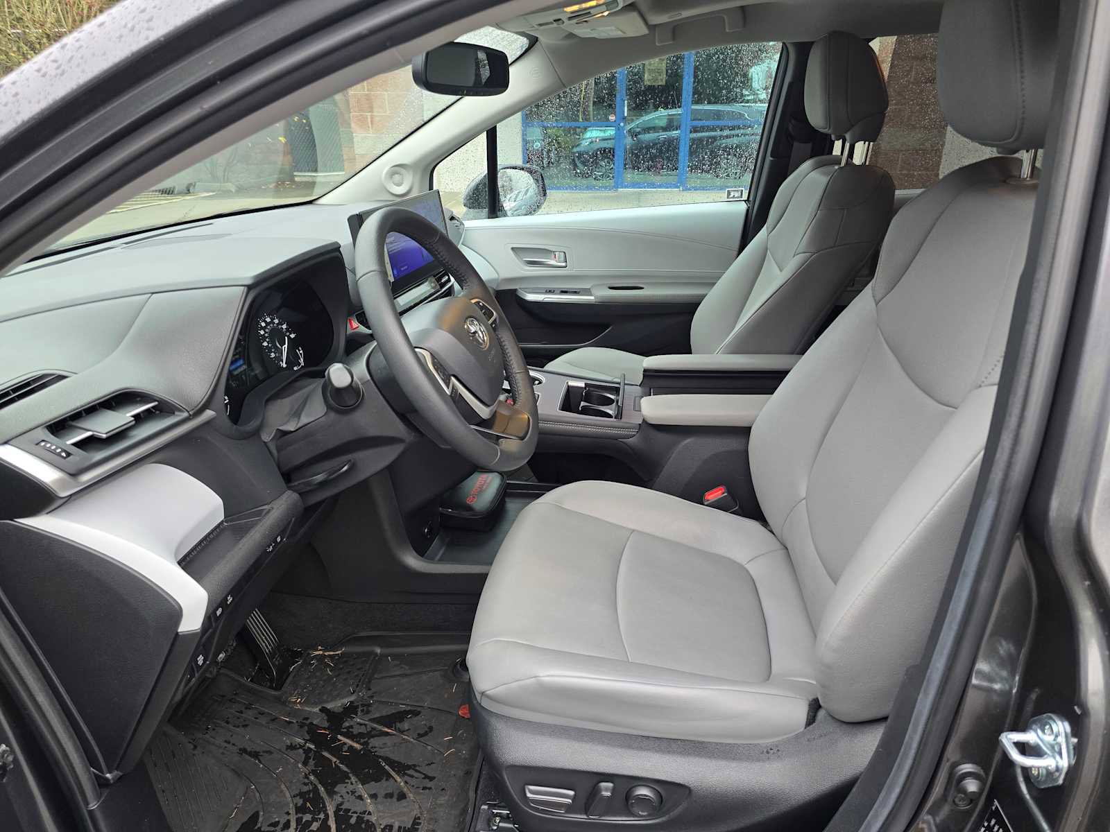 Used 2025 Toyota Sienna XLE image 23