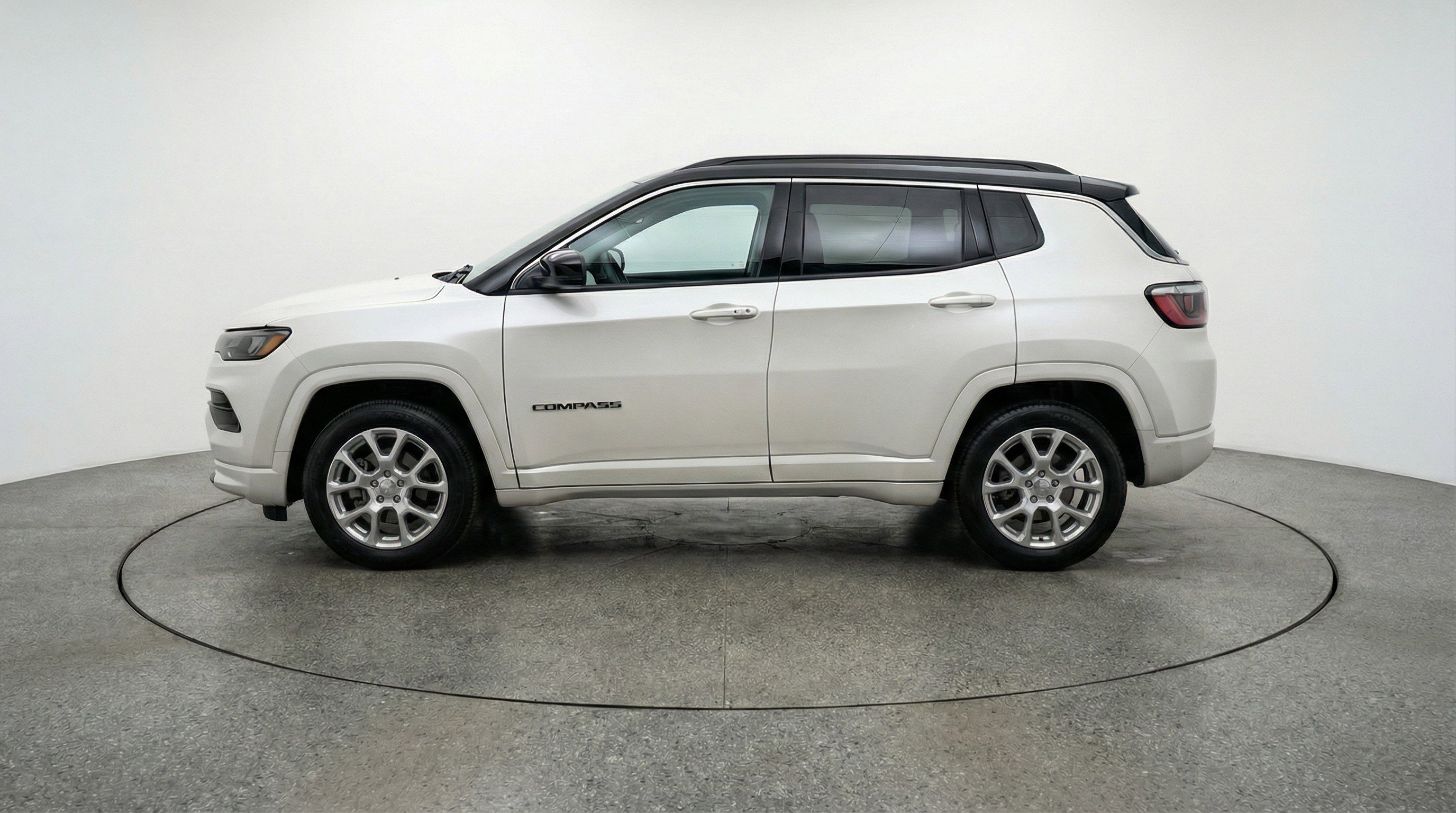 Used 2025 Jeep Compass Limited image 5