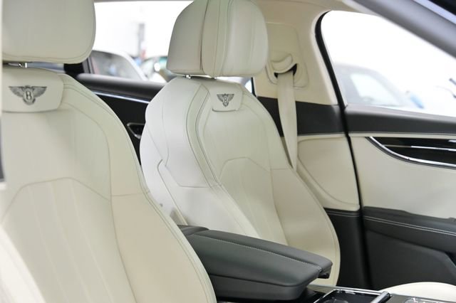 Used 2024 Bentley Flying Spur V8 image 43