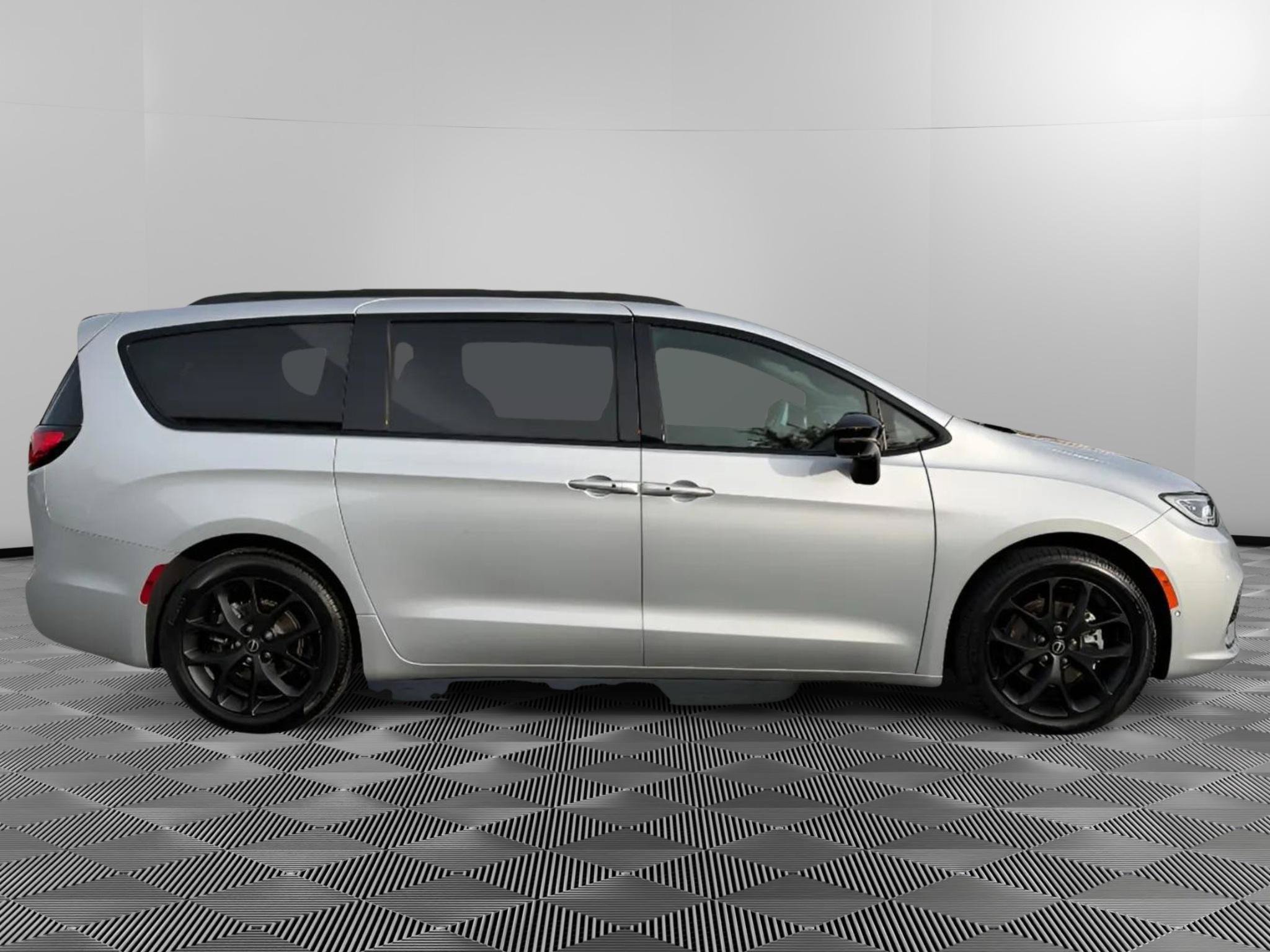 Used 2026 Chrysler Pacifica Select w/ S Appearance Package FWD image 6