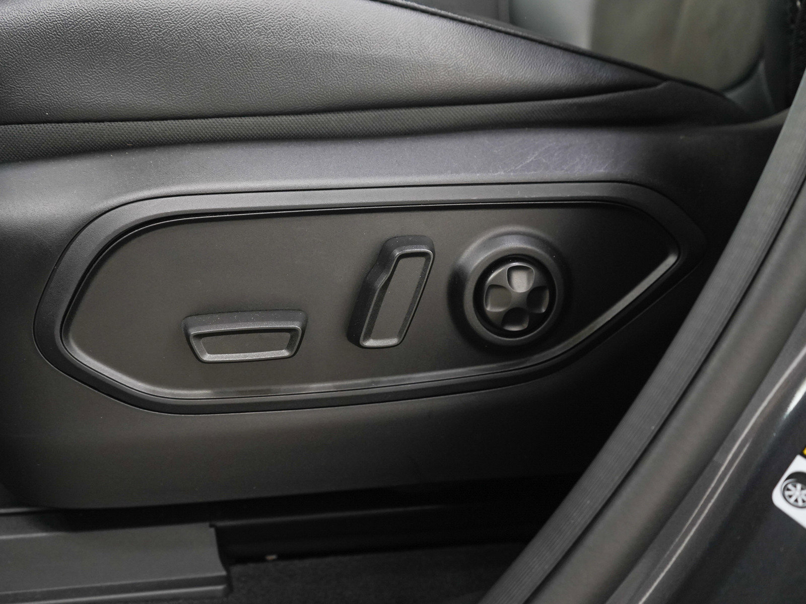 Used 2024 Jeep Grand Cherokee Altitude AWD/4WD image 29