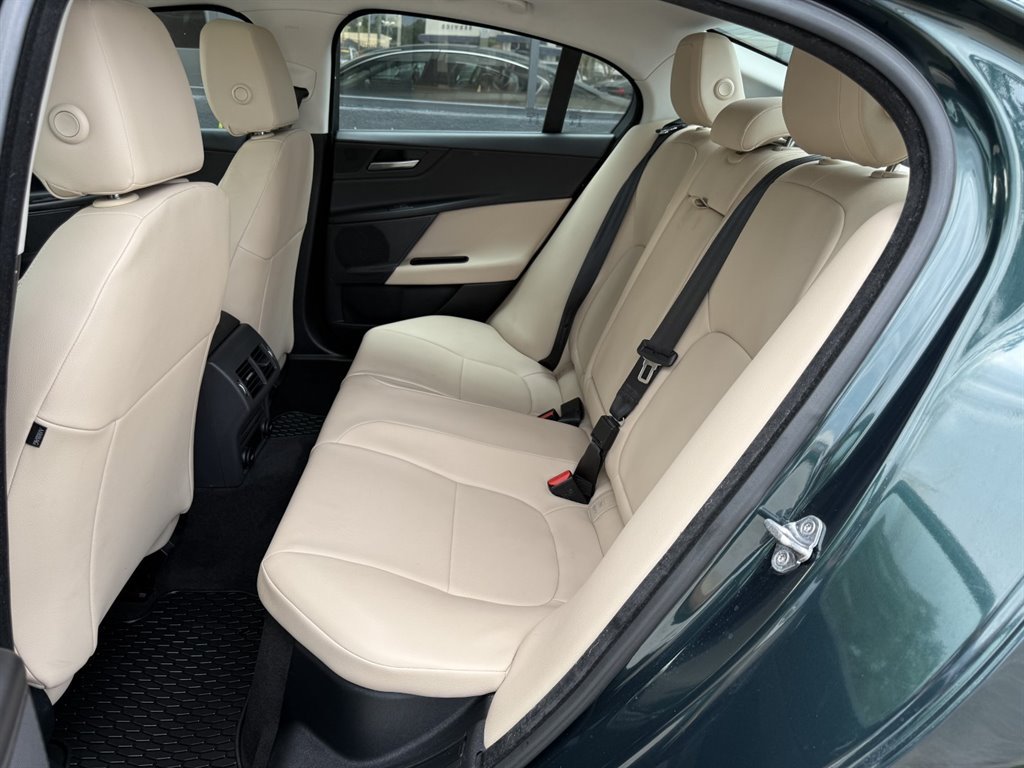 Used 2017 Jaguar XE Premium RWD image 15