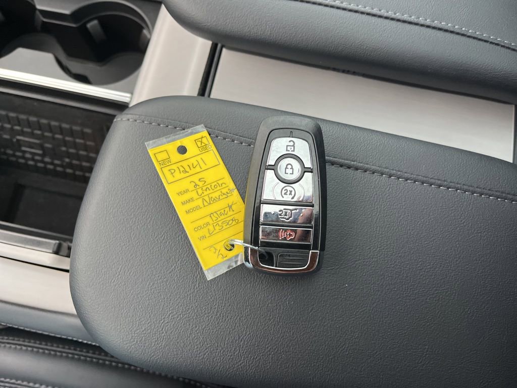 Used 2025 Lincoln Navigator L Reserve w/ Jet Appearance Package image 21