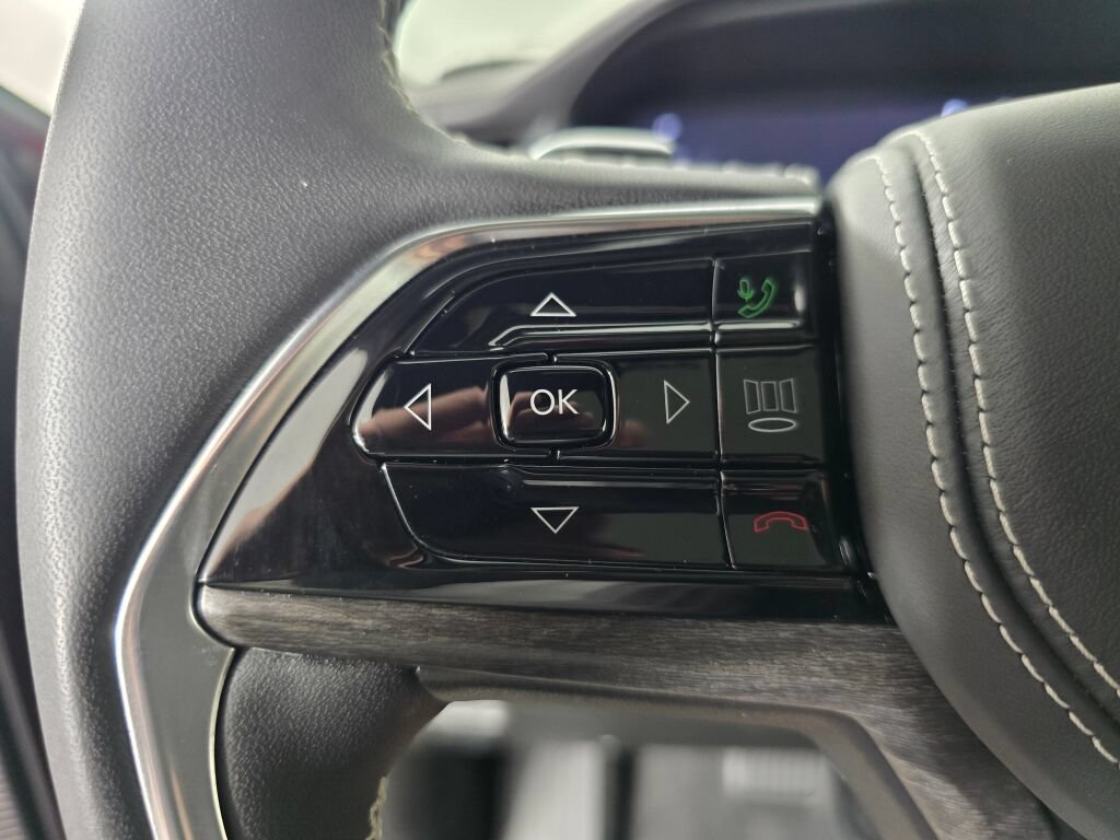 Used 2023 Jeep Grand Cherokee Overland w/ Luxury Tech Group IV AWD/4WD image 25