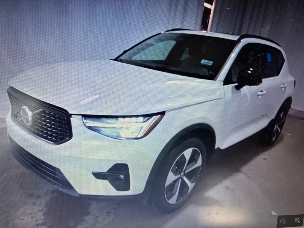 Used 2023 Volvo XC40 B4 Ultimate