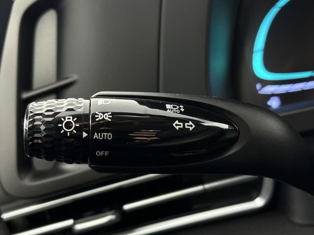 Used 2025 Hyundai Elantra Hybrid FWD image 32