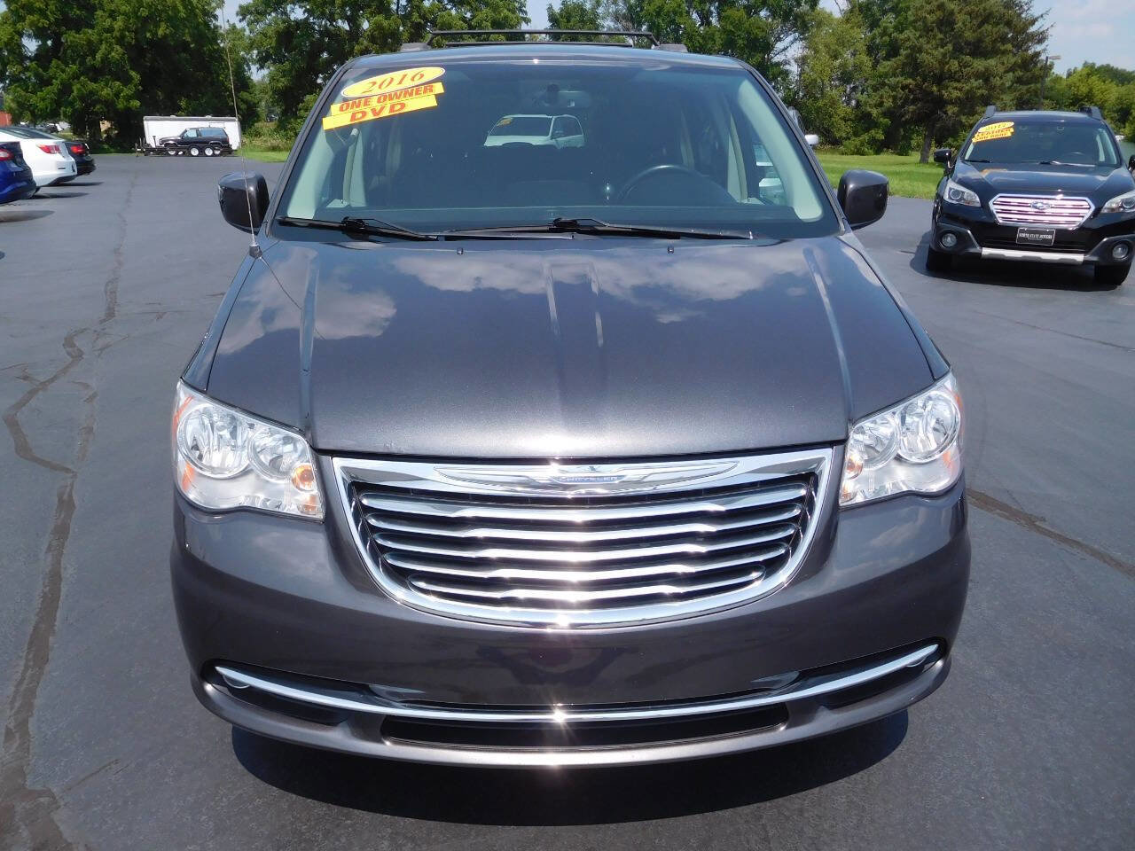 Used 2016 Chrysler Town & Country Touring image 13