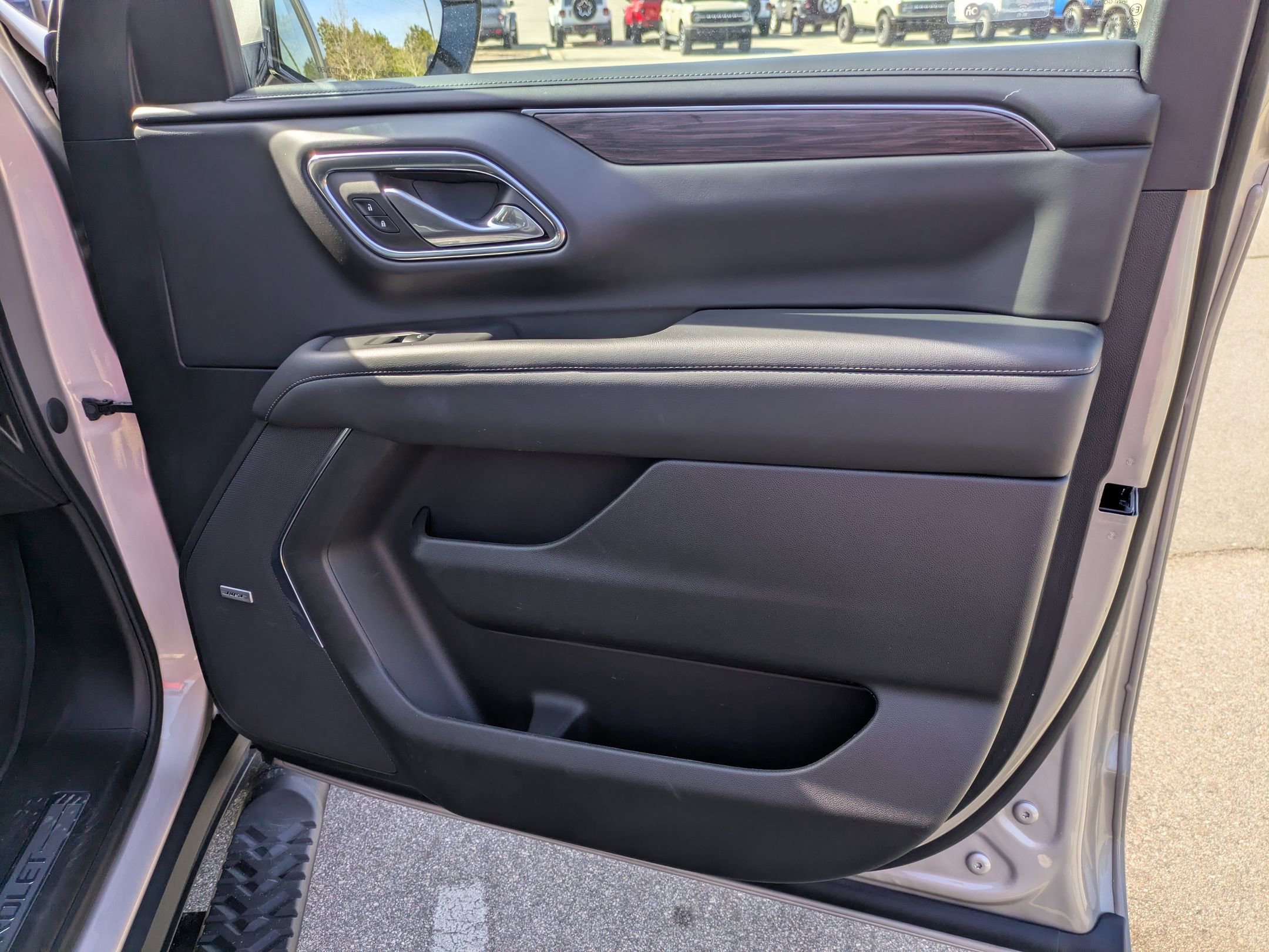 Used 2023 Chevrolet Tahoe Z71 w/ Luxury Package AWD/4WD image 40