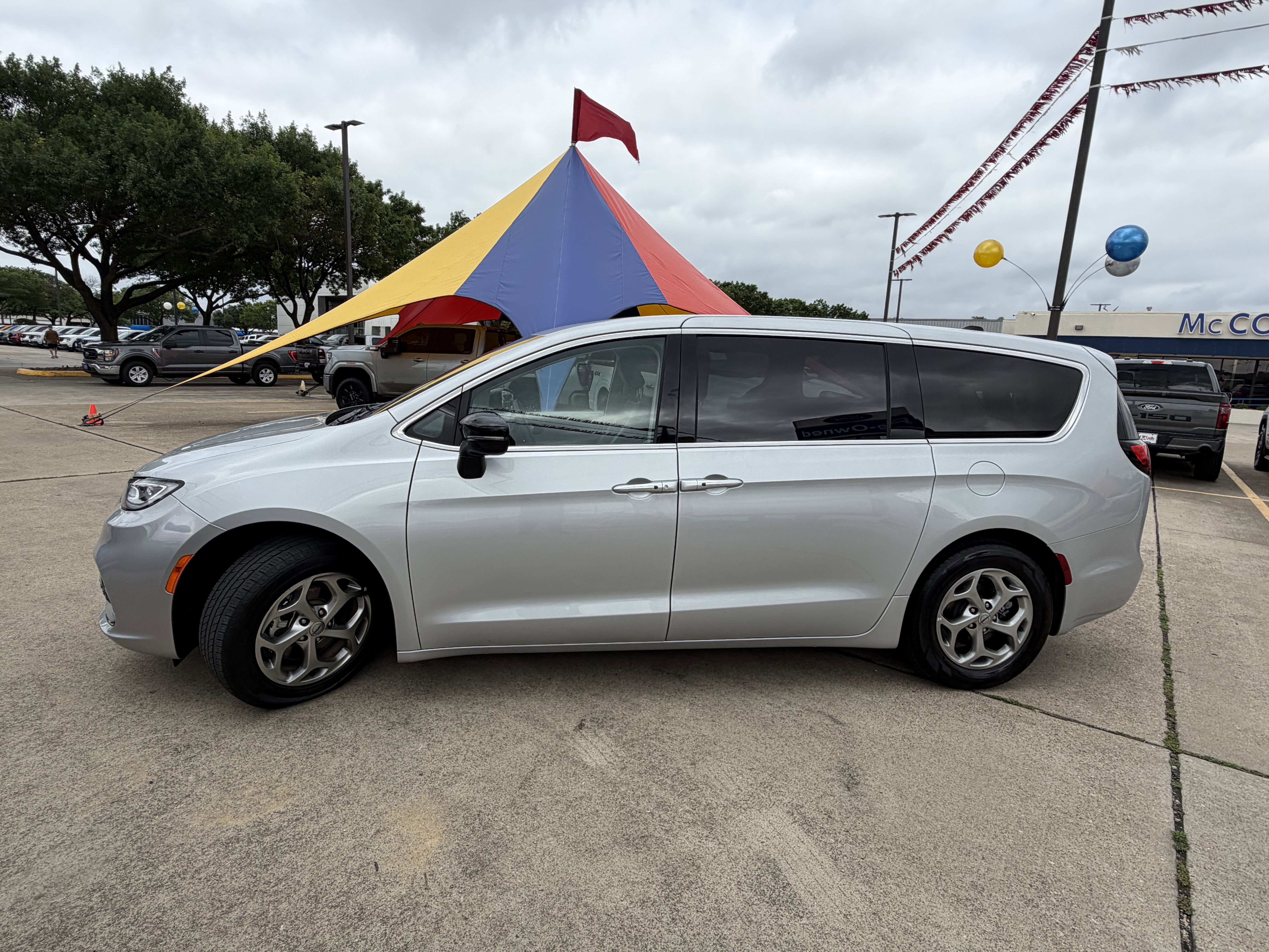 Used 2024 Chrysler Pacifica Limited FWD image 11