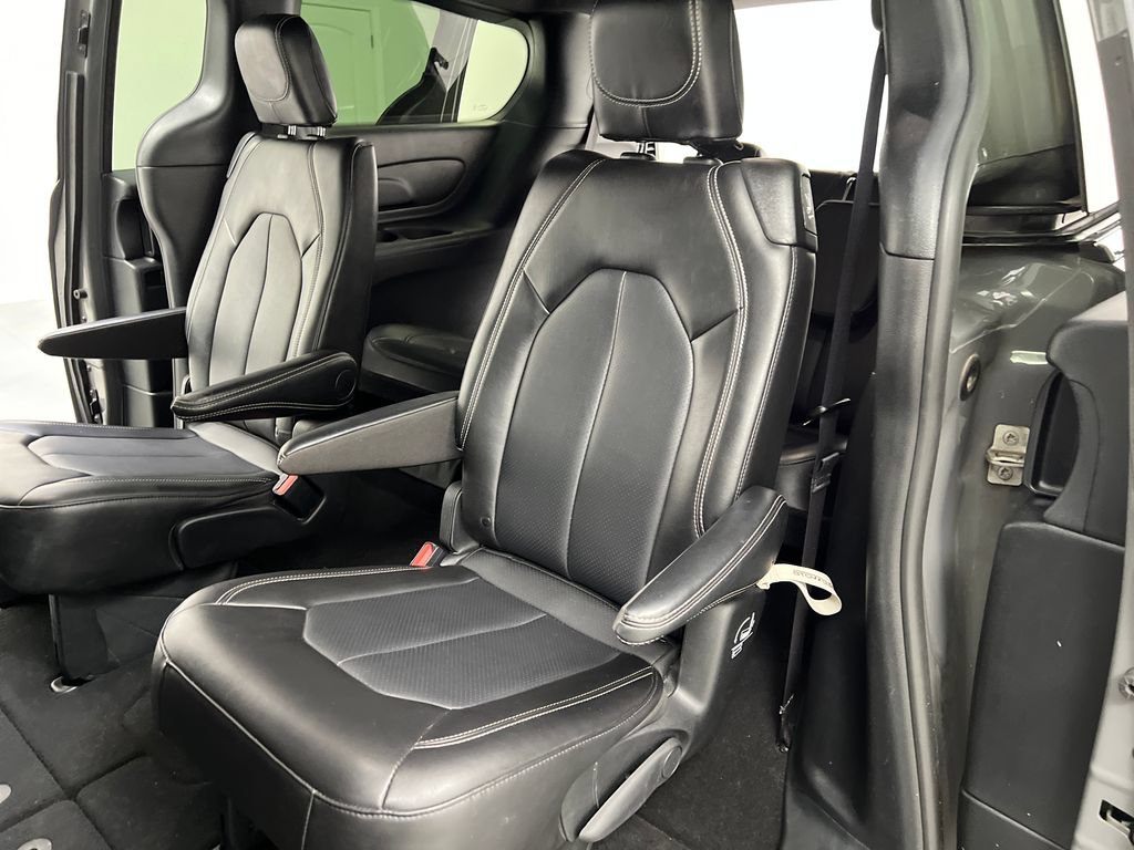 Used 2025 Chrysler Pacifica Select FWD image 16