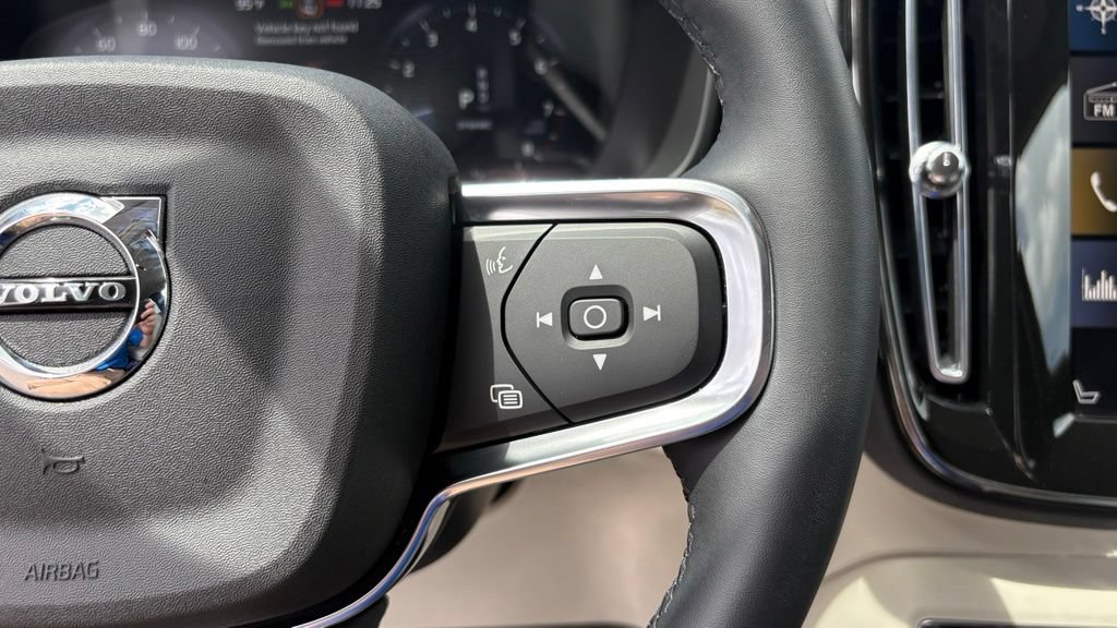 Used 2022 Volvo XC40 T4 Momentum FWD image 27