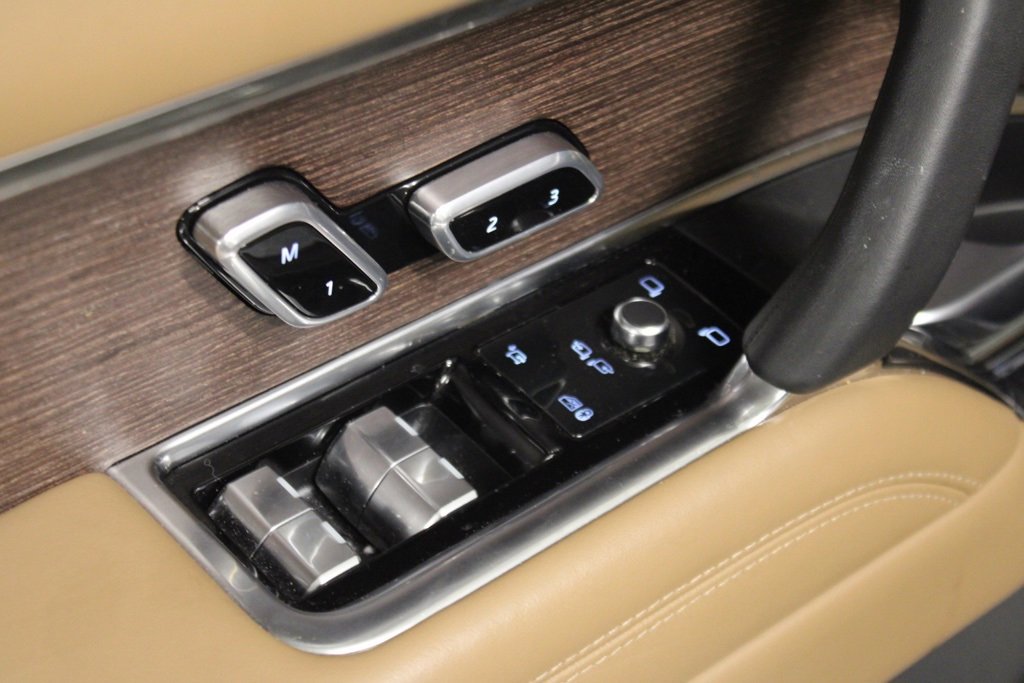 Used 2024 Land Rover Range Rover Long Wheelbase Autobiography image 19