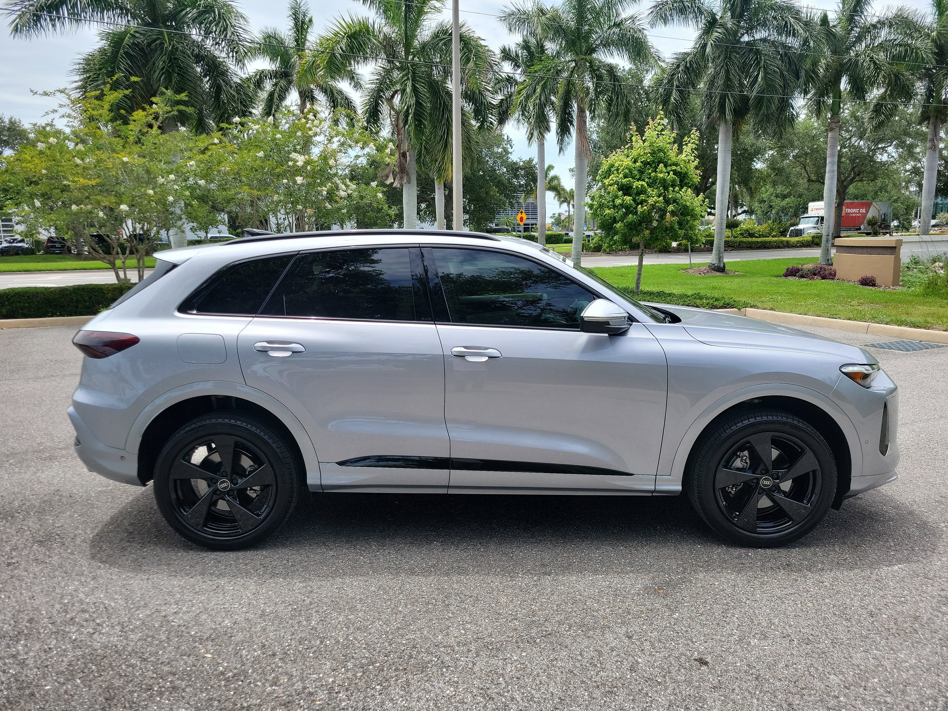 Certified 2025 Audi Q5 Premium Plus w/ Premium Plus AWD/4WD image 5