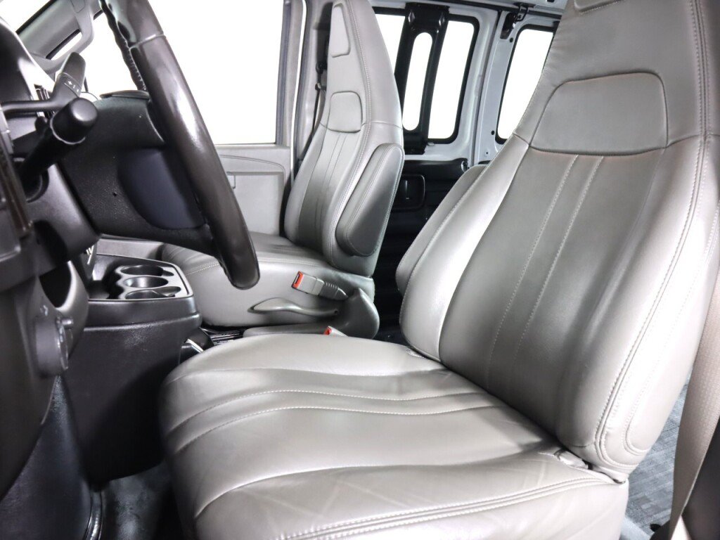 Used 2022 Chevrolet Express 3500 w/ Driver Convenience Package RWD image 19