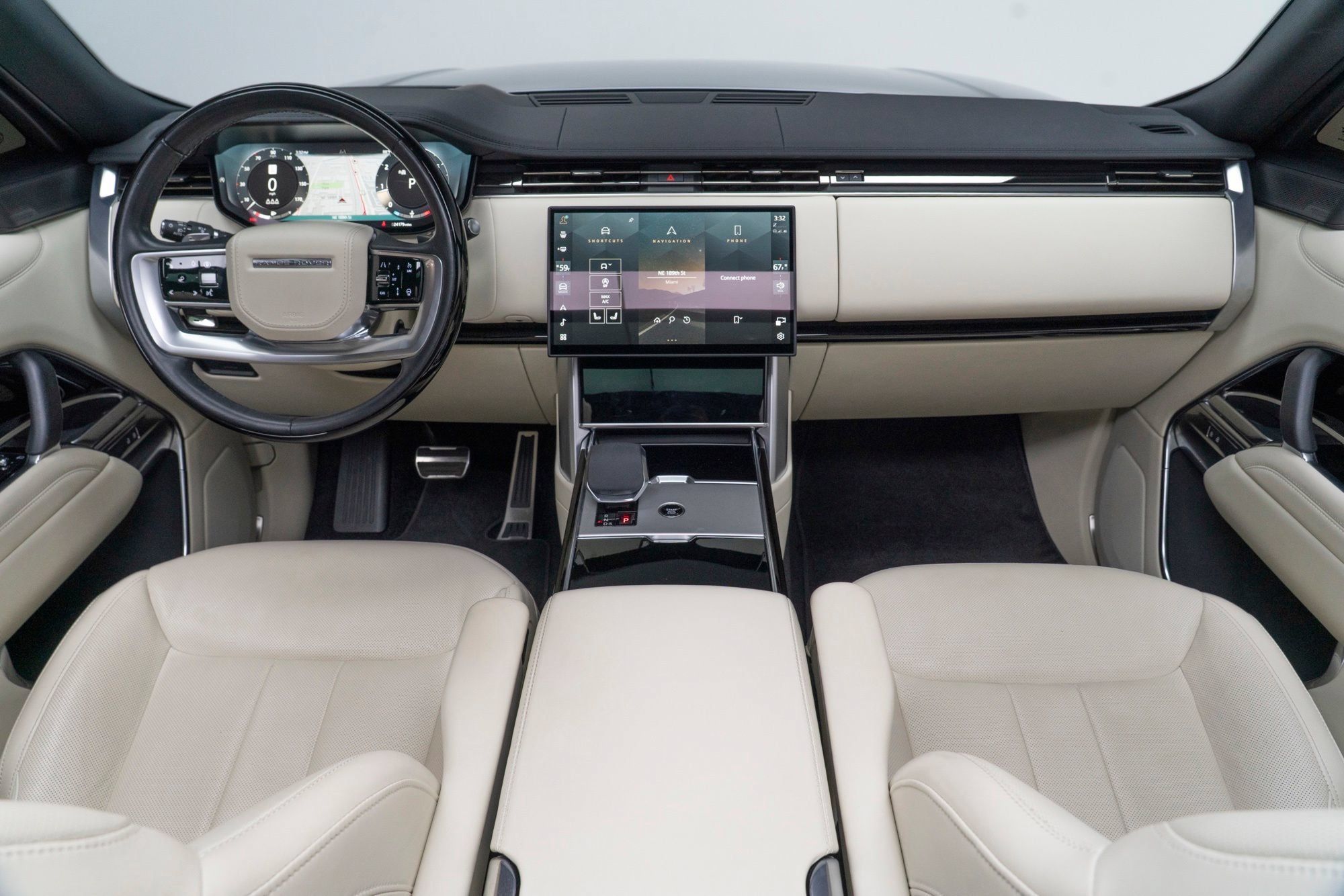 Used 2025 Land Rover Range Rover SE AWD/4WD image 2