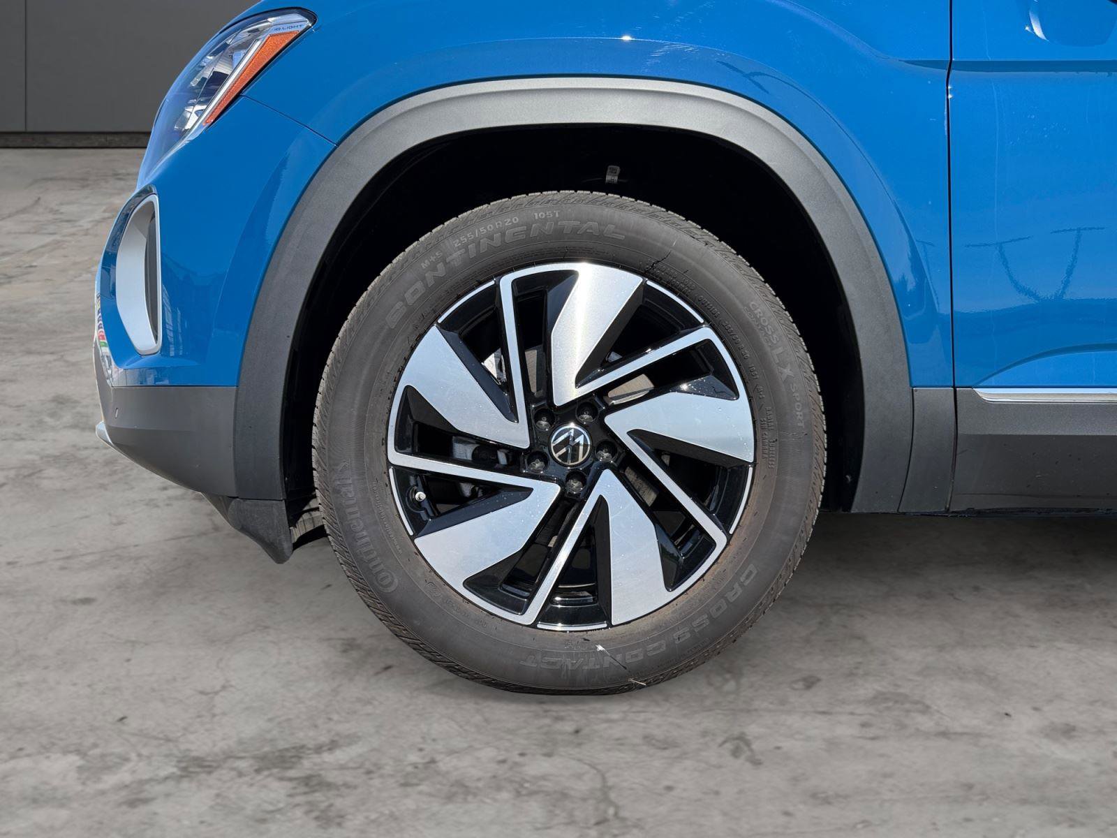 Used 2025 Volkswagen Atlas SEL AWD/4WD image 8