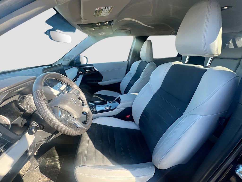 Used 2025 Mitsubishi Outlander SE image 24
