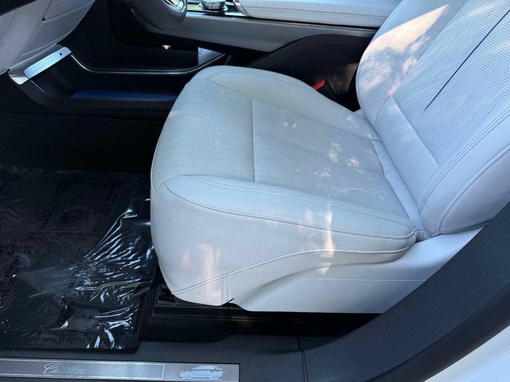 Used 2024 Cadillac Lyriq Luxury RWD image 3
