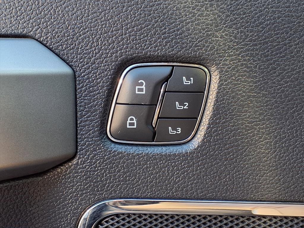 Used 2022 Ford F350 Lariat w/ Chrome Package image 18