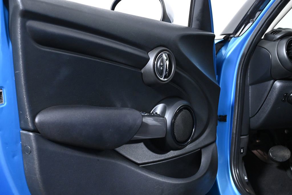 Used 2019 MINI Cooper 4-Door Hardtop w/ Signature Upholstery Package image 27