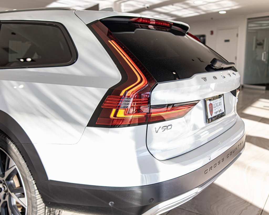 Used 2023 Volvo V90 B6 Cross Country Ultimate w/ Climate Package image 14
