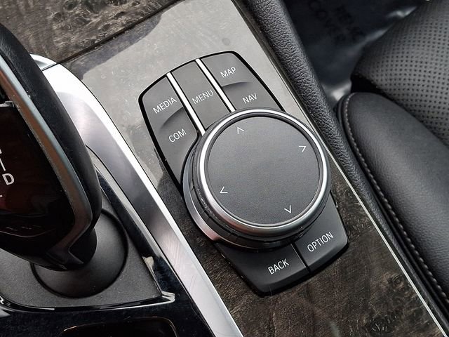 Used 2021 BMW 530e w/ Parking Assistance Package image 32