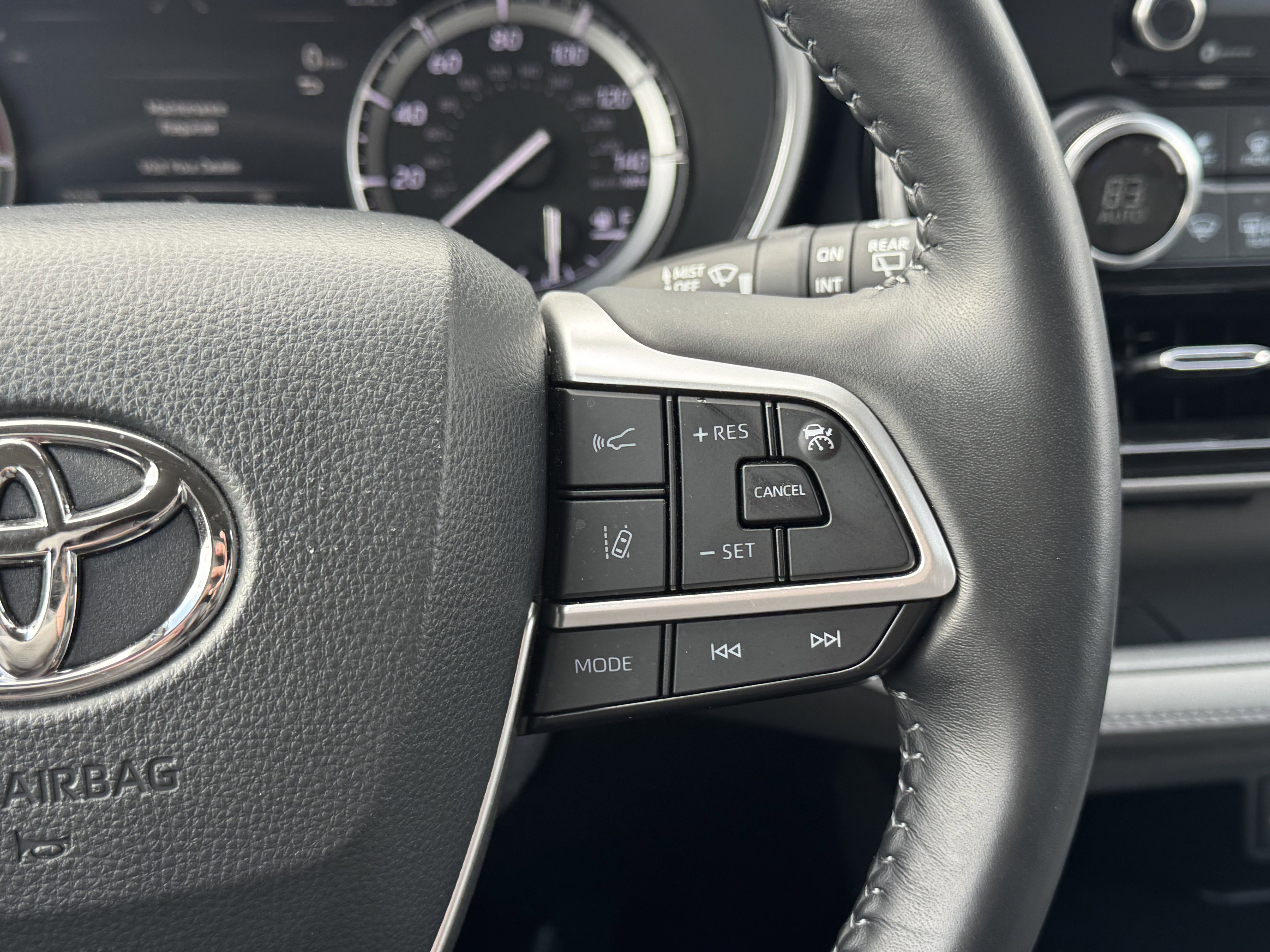 Used 2022 Toyota Highlander XLE image 28