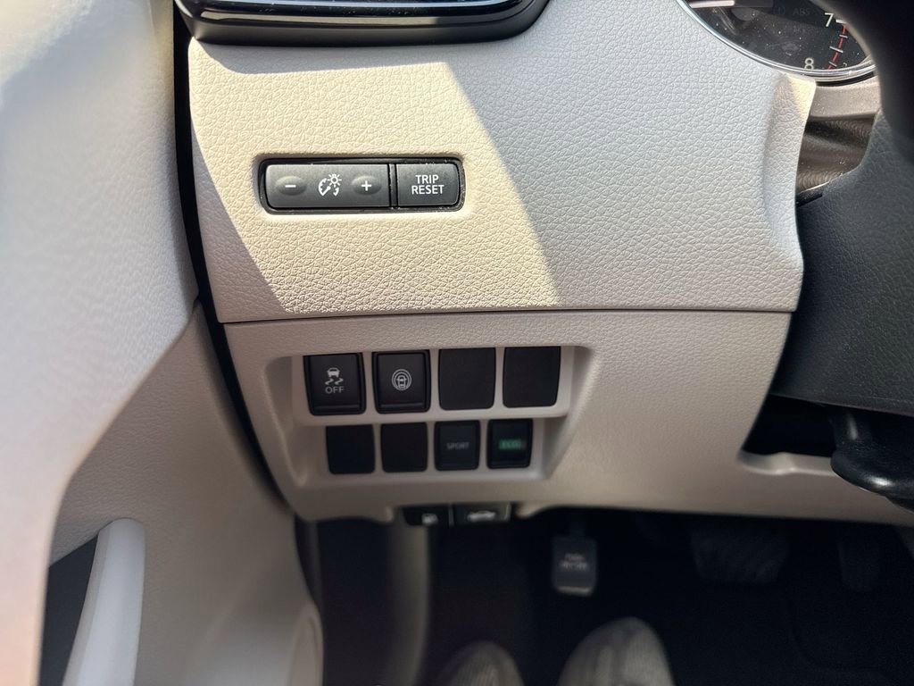 Used 2020 Nissan Rogue Sport SV FWD image 18