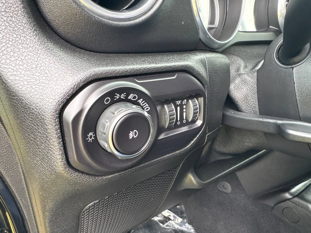 Used 2018 Jeep Wrangler Unlimited Sahara w/ Cold Weather Group AWD/4WD image 26