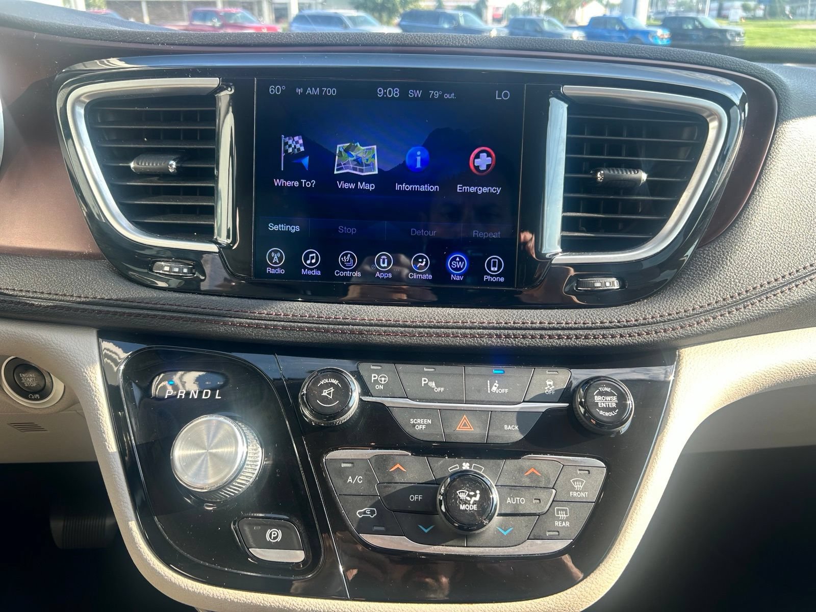 Used 2017 Chrysler Pacifica Limited w/ UConnect Theater Package FWD image 10