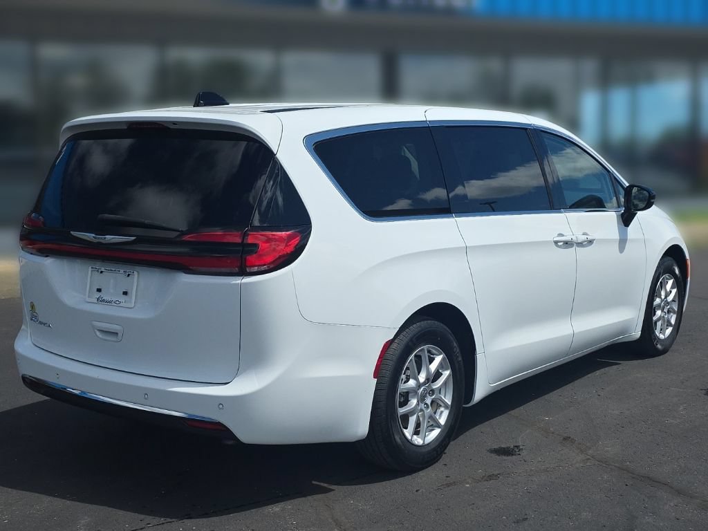 Used 2024 Chrysler Pacifica Touring-L FWD image 7