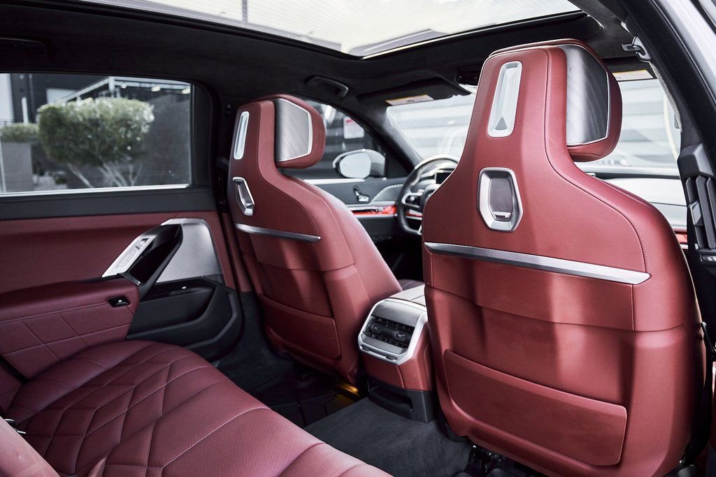 Used 2025 BMW 760i xDrive w/ Premium Package image 40